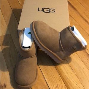 ugg jona